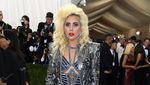 Parade Busana Seksi dan Futuristik di Met Gala 2016 (1)
