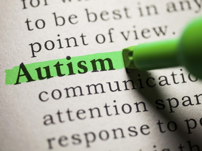 Bukan Lihat Makhluk Gaib, Ini Alasannya Anak Autisme Kerap Tertawa Sendiri