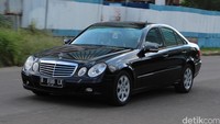 Mercedes-Benz E 200 Kompressor yang sudah berusia lebih dari lima tahun ini tidak terlihat kusam-kusam amat. Tapi, atribut taksi seperti stiker nomor pintu masih menyisakan bekas di bagian kaca pintu belakang mobil. Foto: Rangga Rahadiansyah