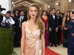 Resmi Cerai, Amber Heard Party Bareng Margot Robbie dan Cara Delevingne