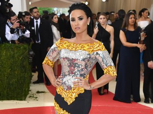 Alasan Demi Lovato Suka Pria Latin