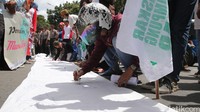 Mereka juga menandatangani spanduk menolak penggusuran Luar Batang.
