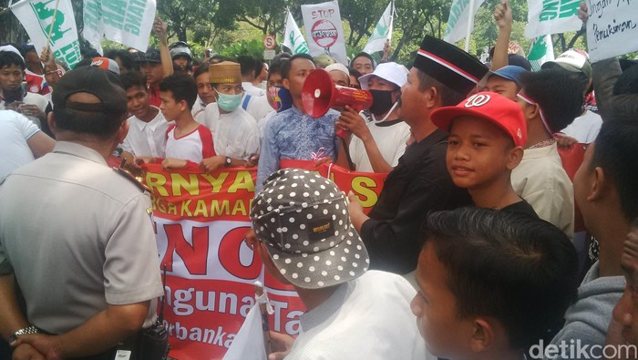 Massa Demo Tolak Reklamasi dan Penggusuran di Balai Kota
