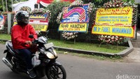 Jejeran karangan bunga ucapan selamat atas diresmikannya Sekolah Kepemimpinan Politik Bangsa.