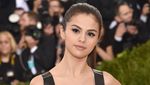 Never Out of Style! Gaya Futuristik Taylor Swift vs Selena Gomez di Met Gala