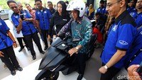 Menristek Dikti Muhammad Nasir menjajal Garansindo Electronic Scooter ITS (Gesits). (Ist/Garansindo).