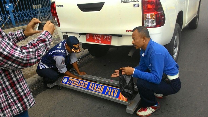 Dishub DKI Modifikasi Mobil untuk Menyapu Ranjau Paku
