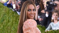 Penyanyi 34 tahun itu membiarkan rambut panjangnya tergerai. Larry Busacca/Getty Images/detikFoto.