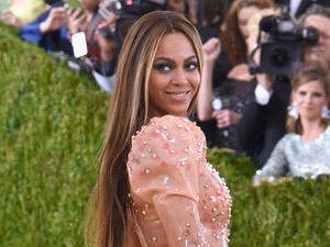 Beyonce Memakai Dasi Rancangan Tukang Sapu Gereja