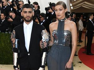 Temani Gigi Hadid di Red Carpet, Zayn Malik Pakai Lengan Besi Ala Robocop