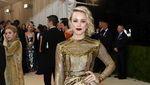 Parade Busana Seksi dan Futuristik di Met Gala 2016 (3)