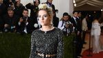 Robert Pattinson Gandeng Pacar, Kristen Stewart Tampil Sendiri di Met Gala