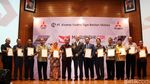 Mitsubishi Serahkan 12 Mobil untuk SMK