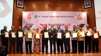 12 unit mobil Mitsubishi itu diserahkan kepada SMKN 34 Jakarta, SMK Kemala Bhayangkari 1 Jakarta, SMKN 52 Jakarta, SMK Karya Guna 1 Bekasi, SMK Sumber Daya Bekasi, SMK Bina Warga 1 Bogor, SMK Muhammadiyah 2 Bogor, SMK Triguna Utama Tangsel, SMK Angkasa 1 Margahayu Bandung, SMKN 1 Sukabumi, SMKN 2 Yogyakarya, dan SMK Muhammadiyah 6 Rogojampi Banyuwangi. (Ist/Mitsubishi).
