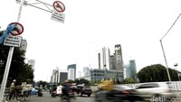 Pemprov DKI Jakarta berencana memberlakukan pelarangan sepeda motor melintas di Jalan Sudirman, tepatnya hingga Bundaran Patung Pemuda pada pertengahan Mei mendatang.