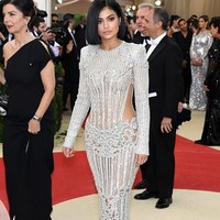 Saat Kylie Jenner debut di Met Gala 2016, dia mengenakan gaun Balmain berwarna perak. Setelah itu, dia membagikan foto kakinya yang memar dan pergelangan kaki yang tergores di Snapchat dengan caption, Saat gaunmu membuatmu berdarah dan kakimu berwarna ungu.Tapi itu sepadan,” tulisnya. Foto: Getty Images