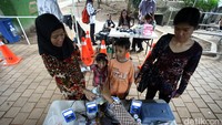Calon penumpang membeli tiket TransJakarta.