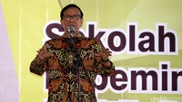 Akbar Tandjung memberikan sambutan saat meresmikan Sekolah Kepemimpinan Politik Bangsa.