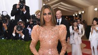 Beyonce memamerkan lekukan tubuhnya lewat dress tersebut. Larry Busacca/Getty Images/detikFoto.