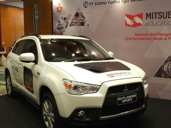 Mitsubishi Serahkan 12 Unit Mobil ke SMK