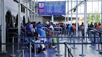 Para calon penumpang memasuki Stasiun Senen melalui pintu selatan/peron 3.