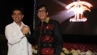 Yasonna Laoly dan Yuddy Chrisnandi melakukan salam komando.