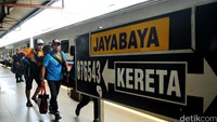 Para calon penumpang menaiki kereta.