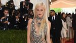 Parade Busana Seksi dan Futuristik di Met Gala 2016 (3)