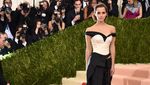 Parade Busana Seksi dan Futuristik di Met Gala 2016 (2)