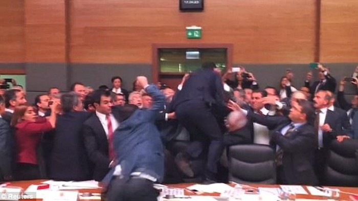 Rapat Ricuh, Anggota Parlemen Turki Saling Tendang dan Pukul
