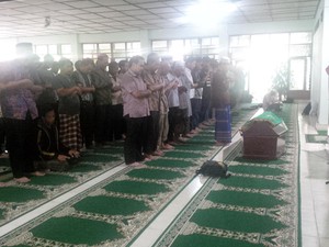 Usai Diautopsi, Jenazah Feby Dibawa ke Masjid Mardliyah UGM untuk Disalatkan