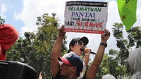 Selain reklamasi dan penggusuran yang disuarakan, mereka juga menyoroti gaya kepemimpinan Ahok yang dinilai kasar.