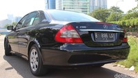 Bagian belakang mobil. Transmisinya juga tebilang mulus. Tak ada entakan yang parah pada sistem transmisi ketika mobil digeber. Hanya ada entakan khas mobil bertransmisi otomatis dan itu normal. Memang detikOto tidak bisa terlalu ngebut di jalanan Ibukota. Tapi setidaknya, detikOto bisa merasakan bahwa mobil ini masih memberikan respons yang baik. Foto: Rangga Rahadiansyah