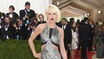 Never Out of Style! Gaya Futuristik Taylor Swift vs Selena Gomez di Met Gala