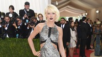 Taylor tampil dibalut dress silver metalik dari Louis Vuitton. Heels tali selutut membuat penampilannya terlihat semakin futuristik. Larry Busacca/Getty Images/detikFoto.