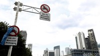 Meski perluasan pembatasan jalur sepeda motor hingga Jalan Jendral Sudirman, Jakarta Pusat baru wacana. Namun, rambu larangan tersebut kini telah dipasang jelang masuk Jalan Jendral Sudirman.