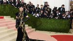Hypnotizing! Penampilan Futuristik ala Katy Perry di Met Gala 2016