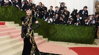 Ia kenakan gaun hitam-emas menyapu lantai. Larry Busacca/Getty Images/detikFoto.