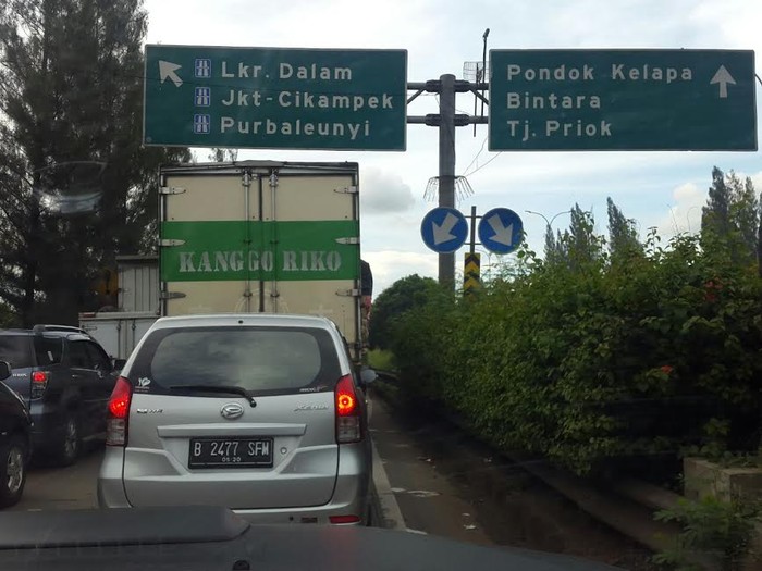 Macet Long Weekend Mulai Terasa, JORR Arah Cikampek Padat Sore ini