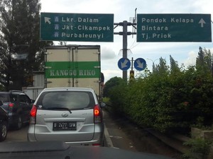 Tol JORR Ruas Cakung Arah ke Tol Cikampek Macet, Banyak Pengendara Nyerah