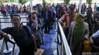 Para calon penumpang mengantre memasuki Stasiun Senen.