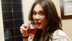Gaya Luna Maya dengan Jeans Robek