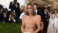 Beyonce tampil dibalut gaun latex superketat nude yang dihiasi motif floral dan mutiara dari Givenchy. Larry Busacca/Getty Images/detikFoto.
