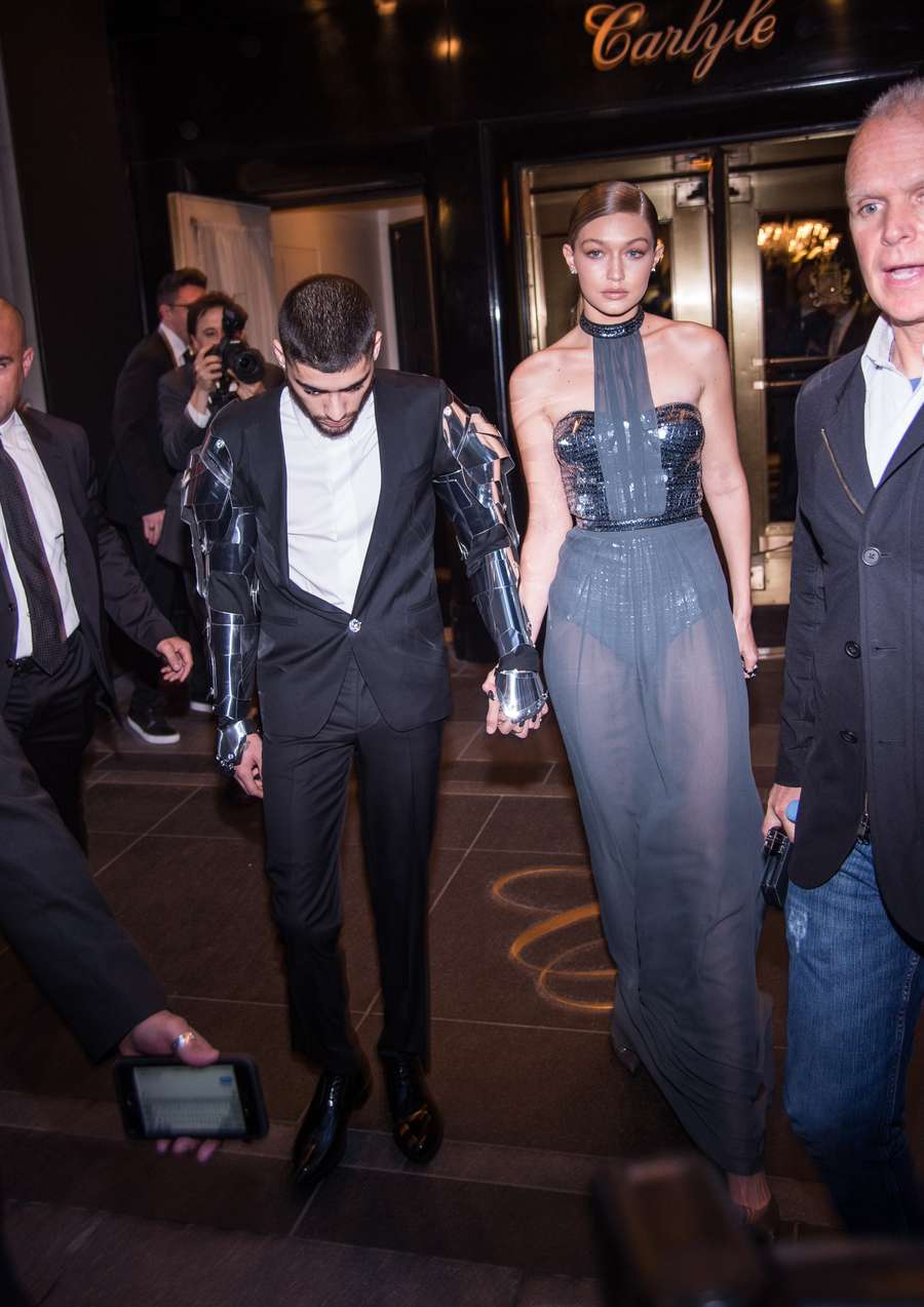 Gandeng Si Seksi Gigi Hadid Zayn Malik Bertangan Robot Di Met Gala Gandeng Si Seksi Gigi Hadid Zayn Malik Bertangan Robot Di Met Gala