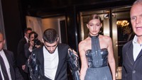Kenakan setelan jas hitam, Zayn bertangan robot. Dave Kotinsky/Getty Images/detikFoto.