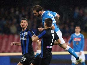 Dua Gol Higuain Bawa Napoli Atasi Atalanta