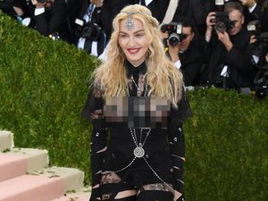 Madonna Kepergok Ciuman dengan Idris Elba