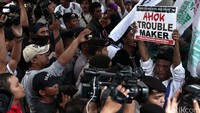 Aksi ini dijaga puluhan polisi.
