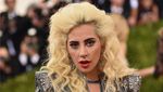Tajir! Lady Gaga Pamer Foto Pakai Syal Uang