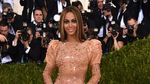 Hot Photo Highlight: Gaya Seksi dan Futuristik Para Artis di Met Gala 2016